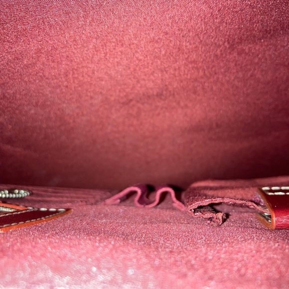 Wilson’s Leather Briefcase Burgundy Color comes with a key. - Picture 3 of 14